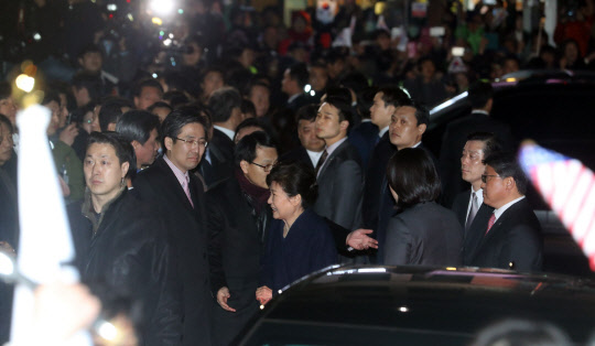 헌재의 탄핵 심판 선고에서 파면당한 박근혜 전 대통령이 12일 오후 청와대를 떠나 서울 강남구 삼성동 사저에 도착해 차에서 내리고 있다.